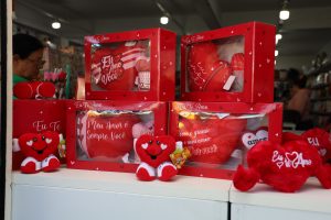 Comerciantes capricham nas vitrines com opções de presentes em Umuarama